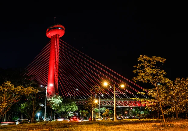 Ponte Estaiada João Isidoro França recebe iluminação vermelha em dezembro