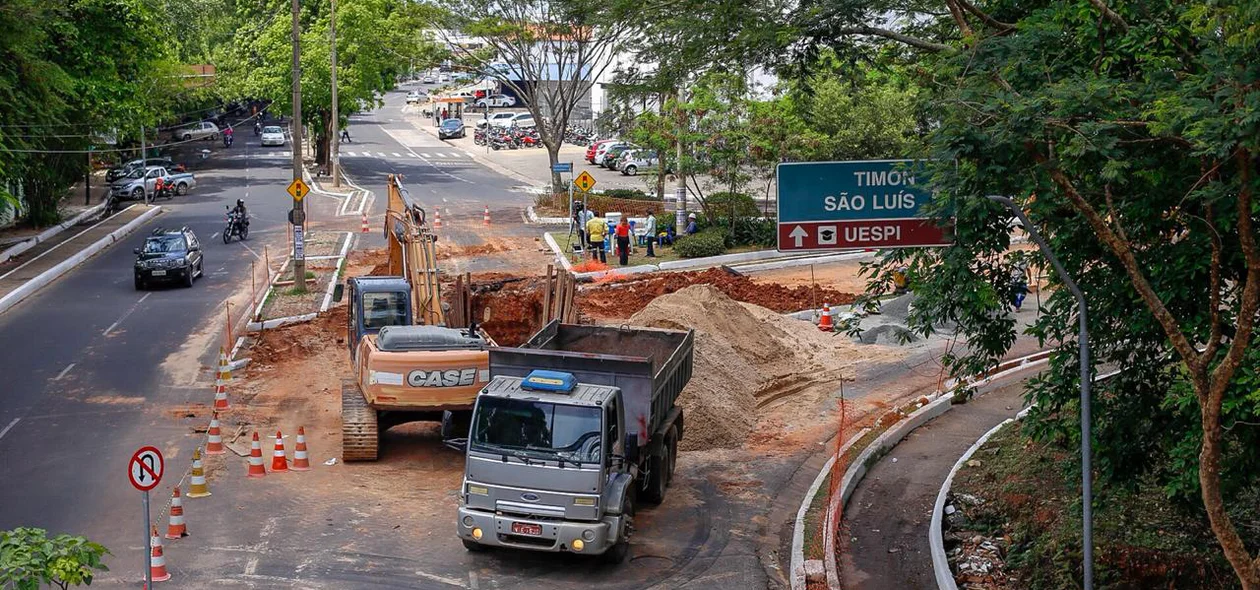 Avenida Maranhão é parcialmente interditada após cratera  