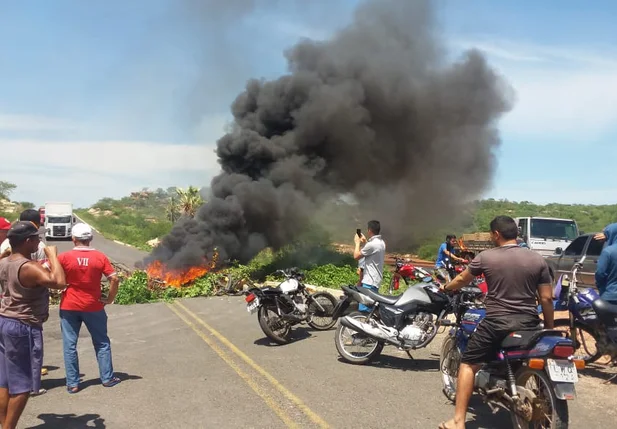 Manifestantes bloqueiam acesso ao município de Buriti dos Montes