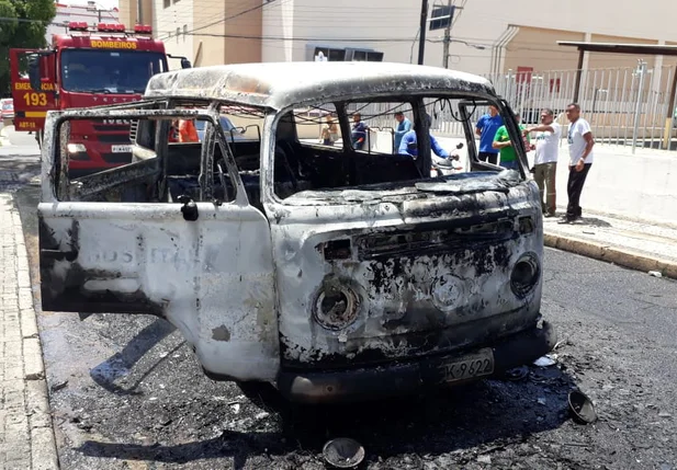 Kombi pegou fogo no Centro de Teresina