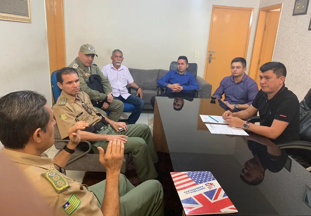 Reunião entre o prefeito Rubens Vieira e autoridades
