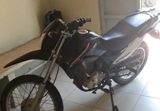 Motocicleta roubada encontrada com o suspeito