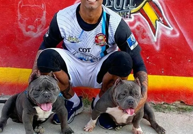 Goleiro Bruno abraçado com cães