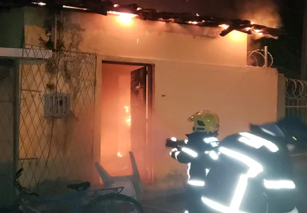 Incêndio destrói casa no bairro Pirajá