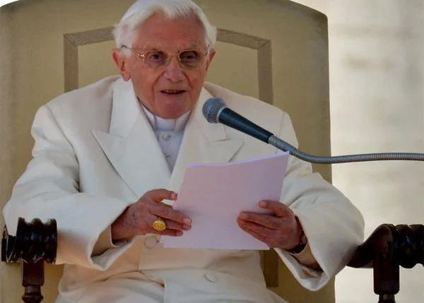 Bento XVI lê mensagem em sua última audiência geral 