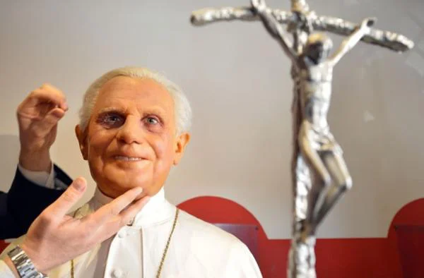 Estátua de Bento XVI recebe atenção no museu de cera de Ro