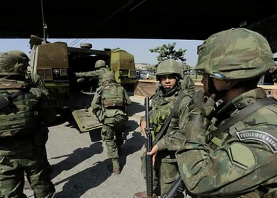 Militares das Forças Armadas fazem patrulhamento no Comple