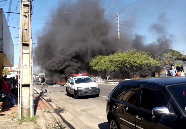 Moradores queimam pneus na Avenida Gil Martins