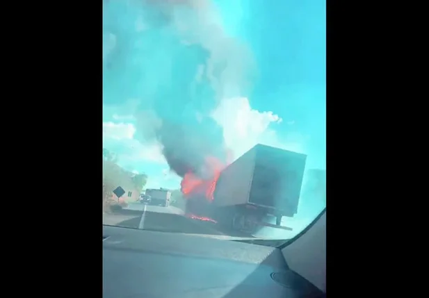 Caminhão fica destruído após pegar fogo na BR 316