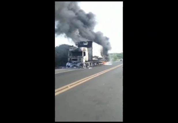 Caminhão fica totalmente destruído após incêndio na BR 020