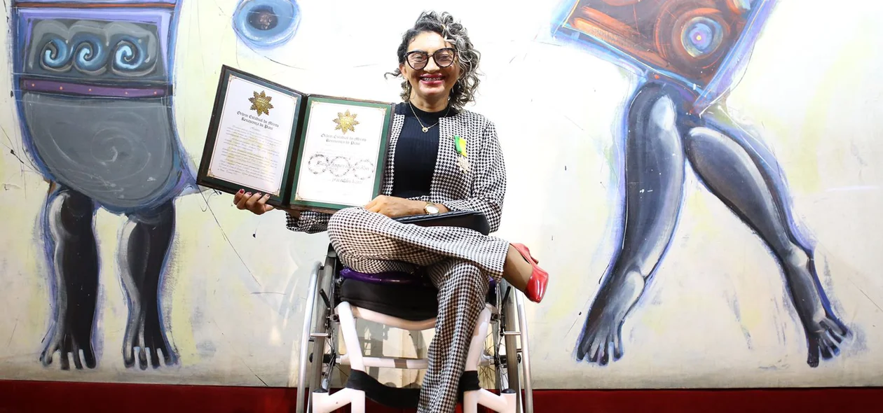 Amparo Sousa recebe Medalha de Honra do Mérito Renascença