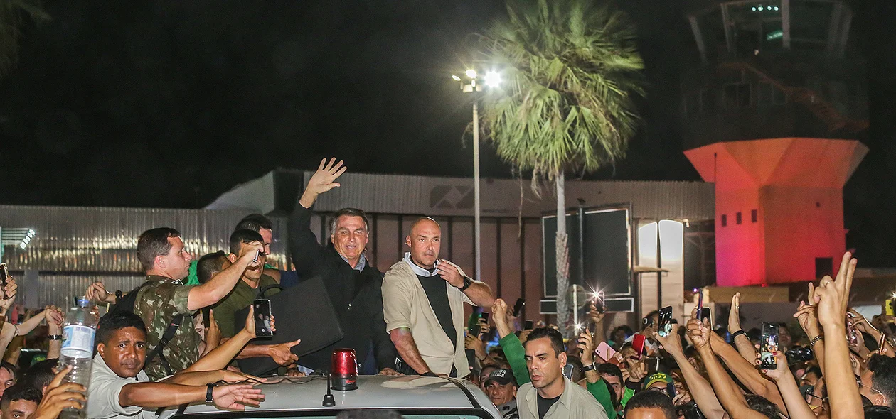 Bolsonaro sendo recebido por multidão