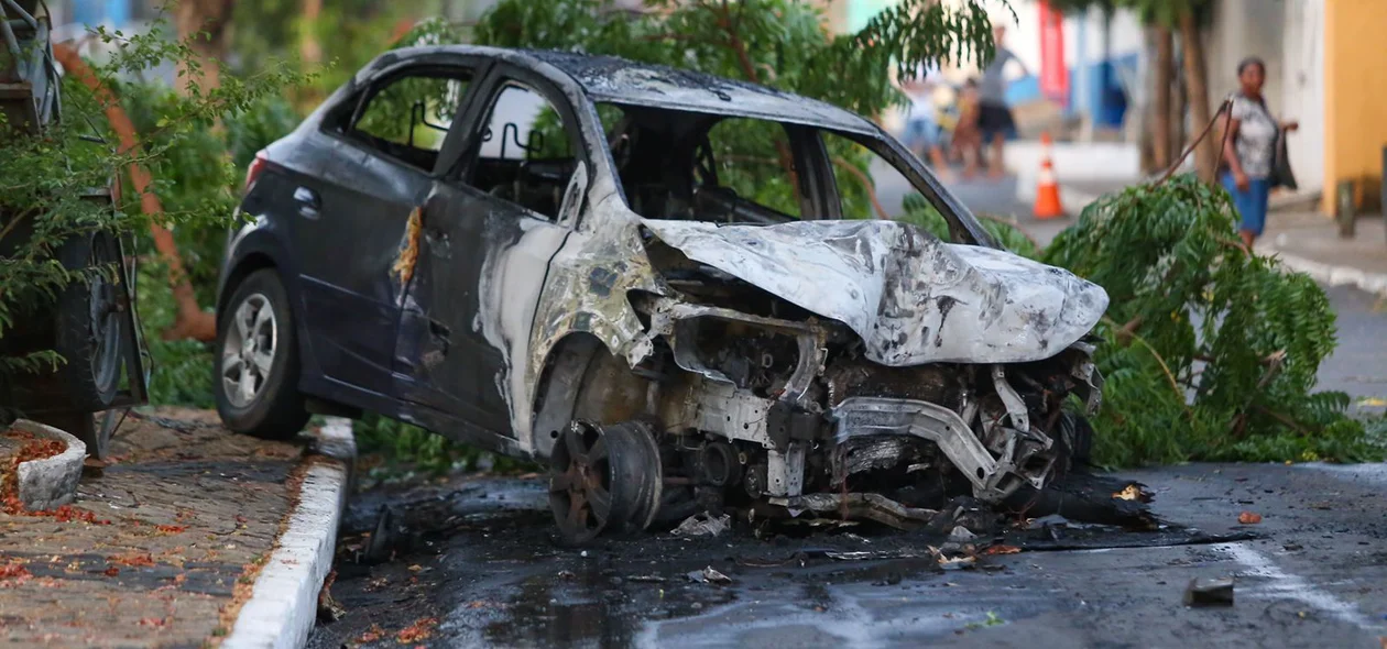 Carro colide em árvore e pega fogo no bairro Promorar