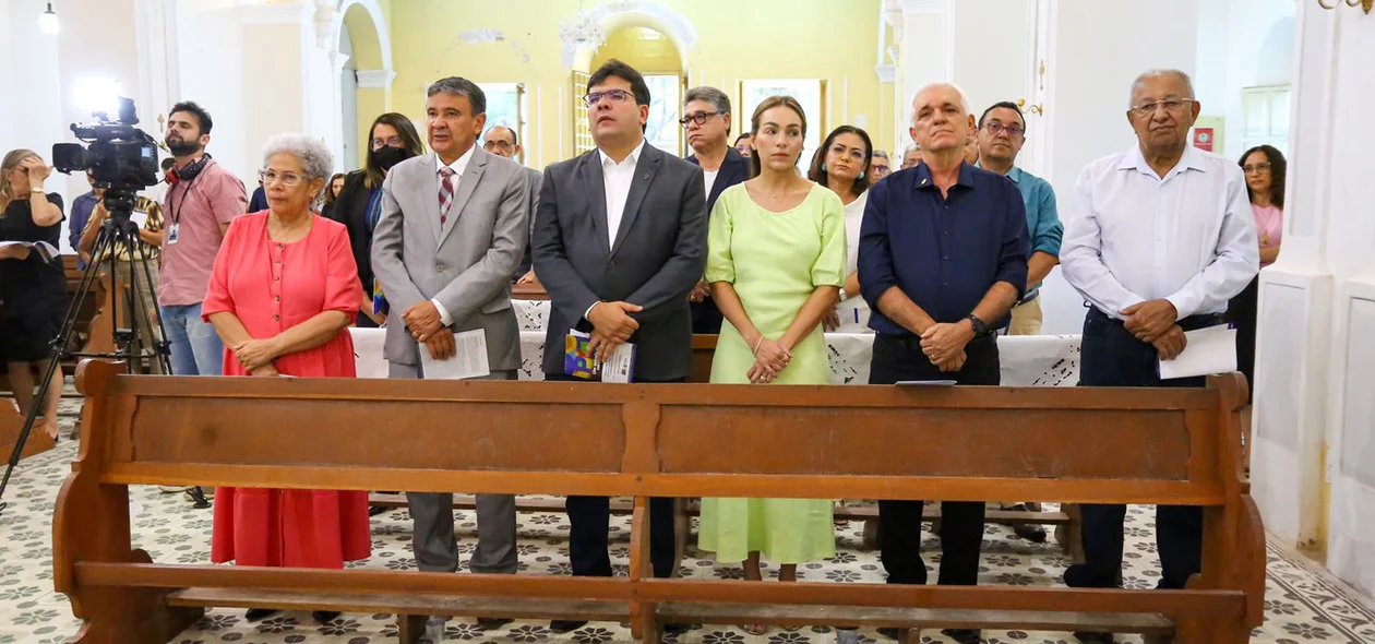 Governadora Regina Sousa e demais autoridades na missa
