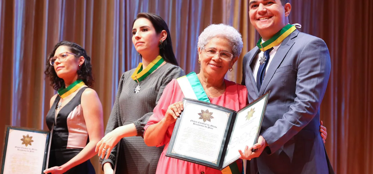 Homenageado recebe Medalha de Honra ao Mérito Renascença de Regina Sousa