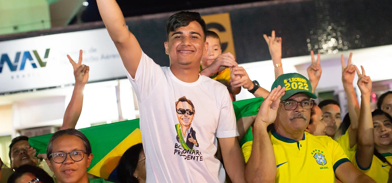 Jovem com a camisa de Bolsonaro