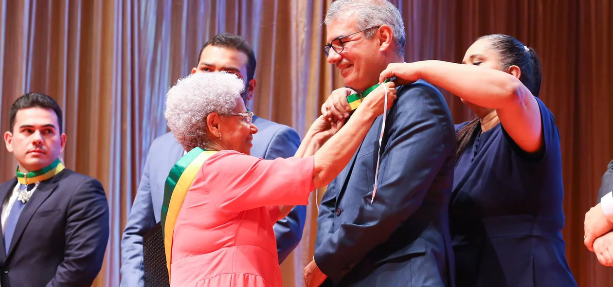 Regina Sousa entrega medalha a homenageado