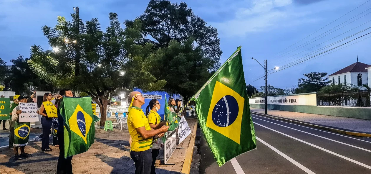 Apoiadores de Bolsonaro em frente ao 25º BC