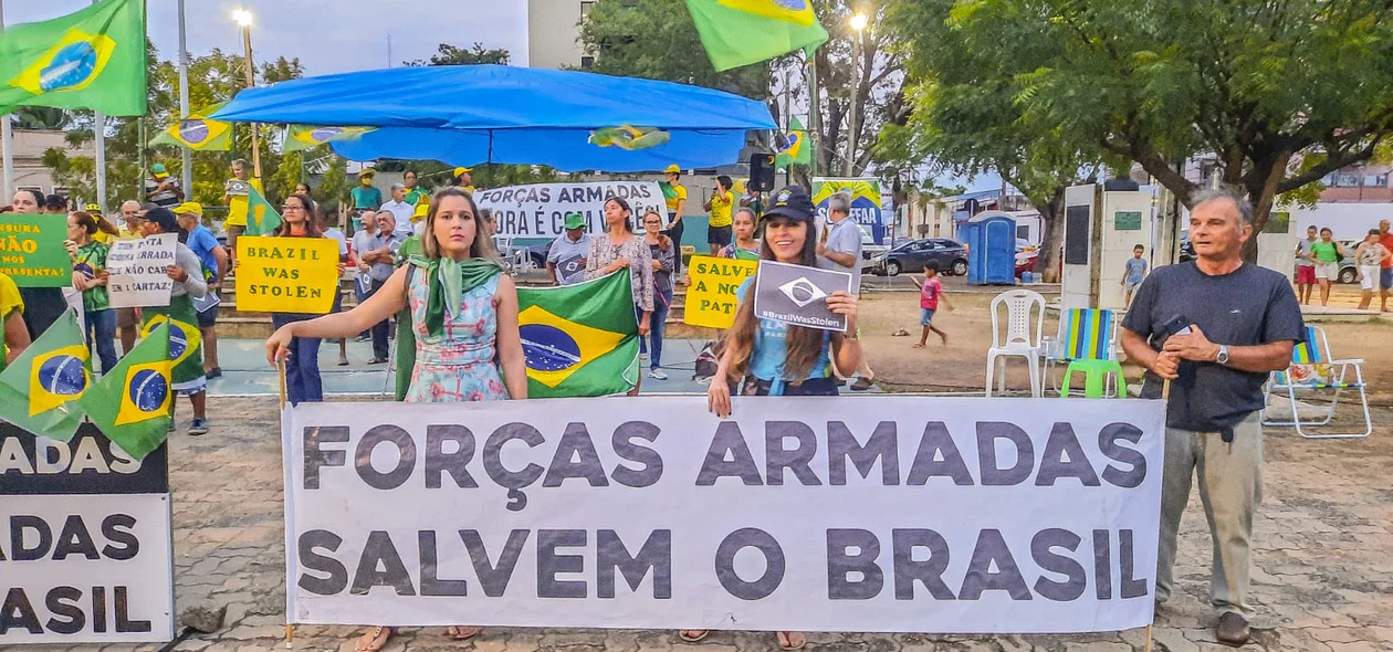 Apoiadores de Bolsonaro pedem apoio das Forças Armadas