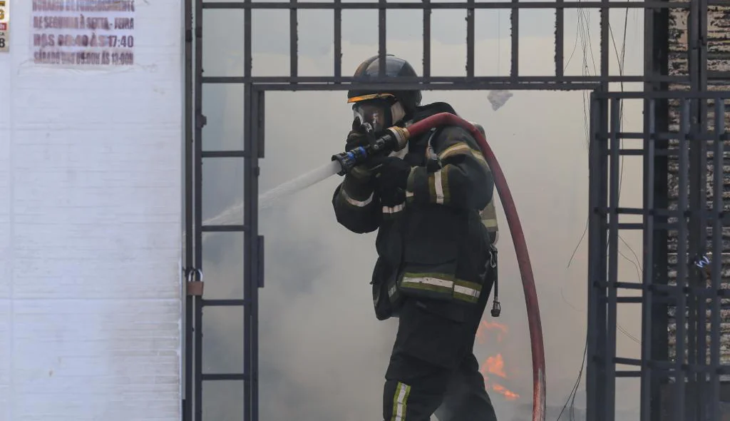 Bombeiros agindo em incêndio loja no Centro de Teresina