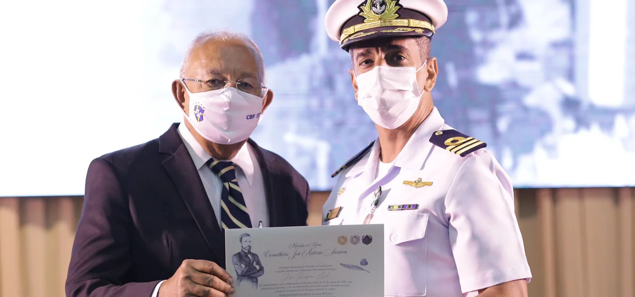 Capitão José Eduardo é agraciado com diploma e medalha