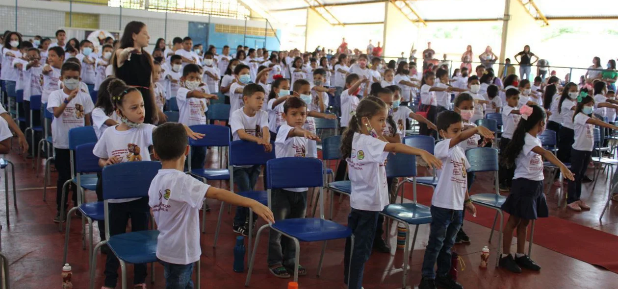 Estudantes de escolas de Nossa Senhora de Nazaré em juramento durante formatura do Proerd