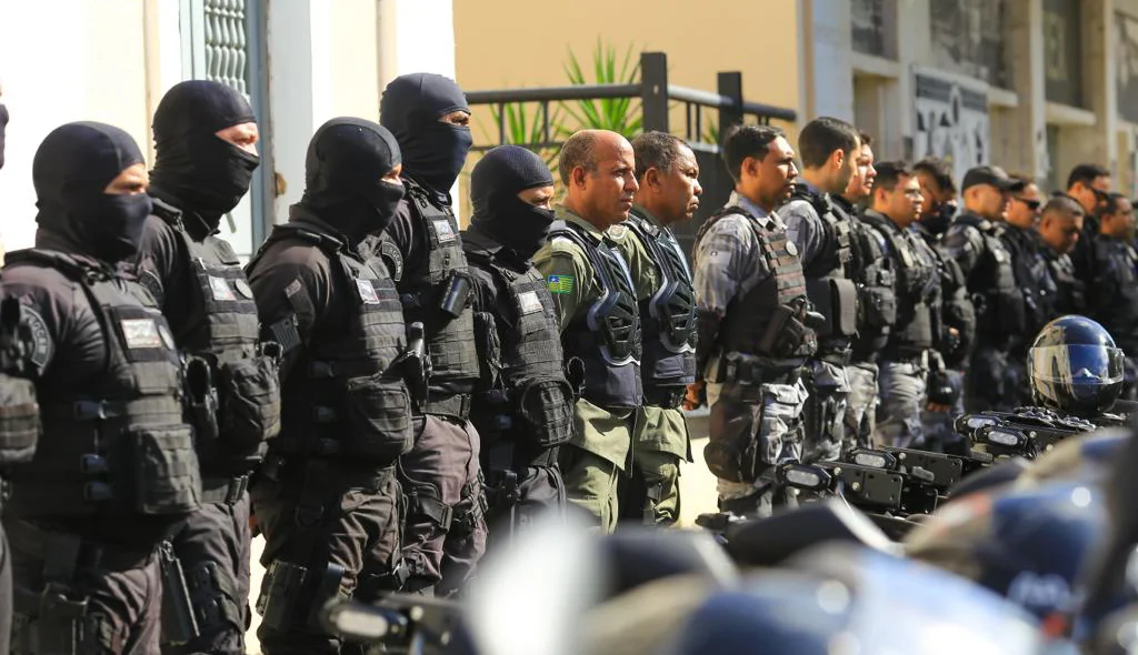 Policiais Militares em forma durante evento da Operação Boas Festas em Teresina