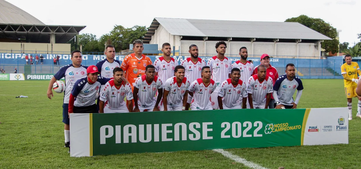 Equipe inicial do 4 de Julho na semifinal contra o Fluminense-PI