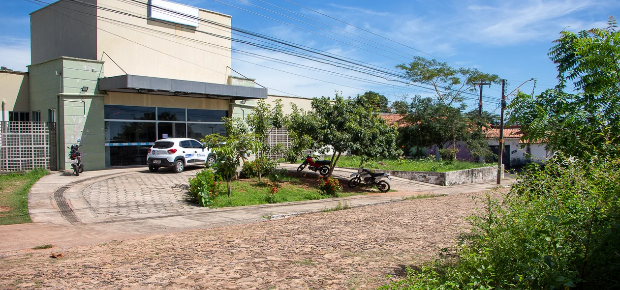 Moradores reclamam de mato que toma conta da UBS do bairro Real Copagre na zona Norte de Teresina