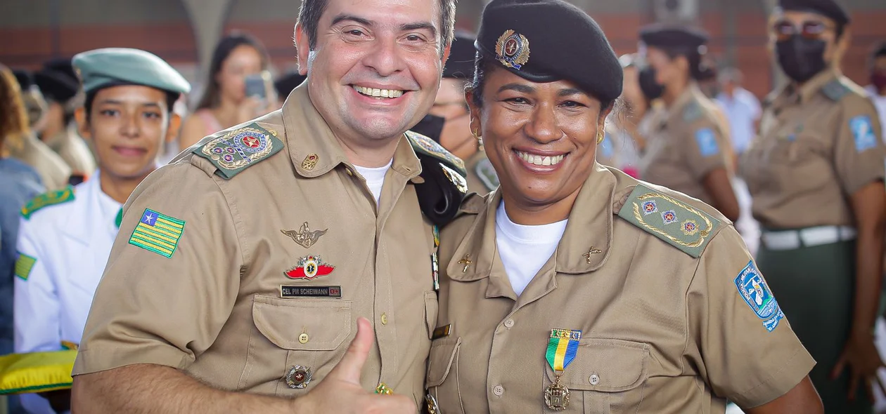 Coronel Scheiwann Lopes com PM homenageada