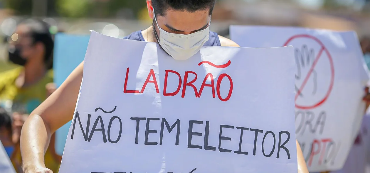 Manifestantes exibiram faixas durante passagem de Lula