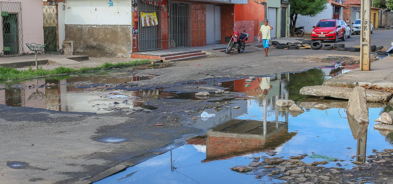 Moradores reclamam de muita lama e água na rua