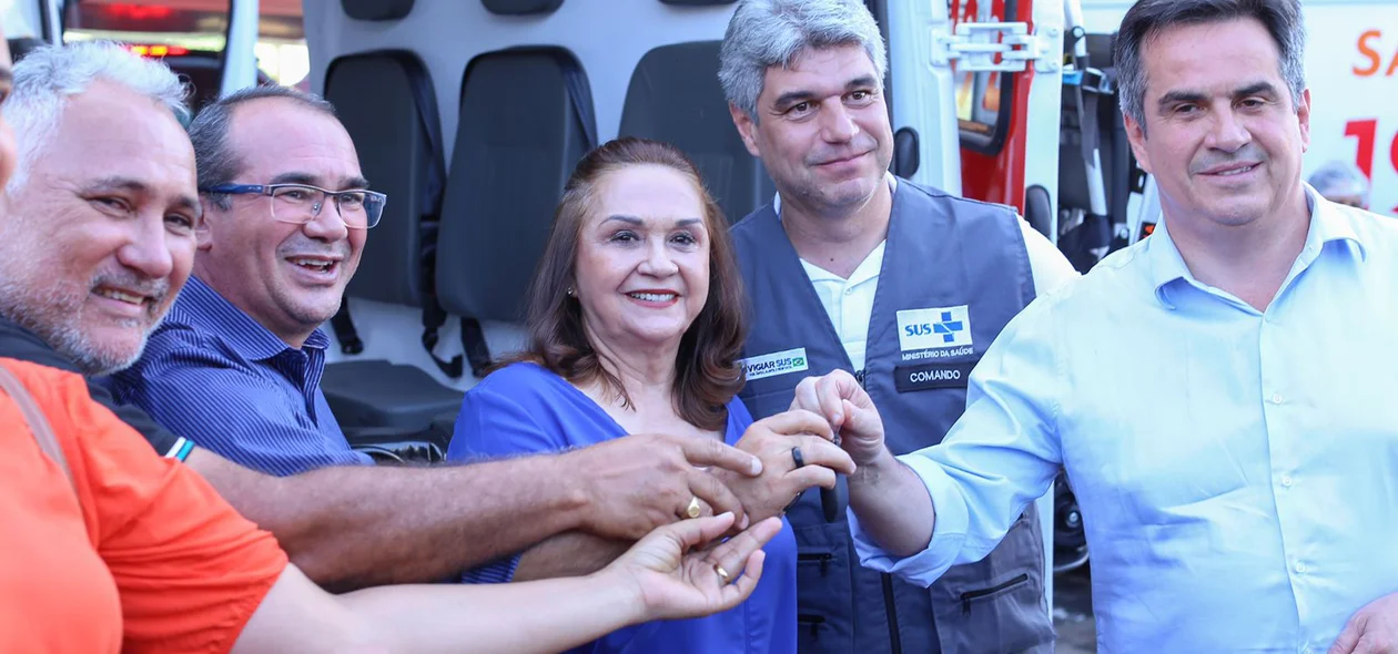 Ciro Nogueira entregando chaves de ambulâncias