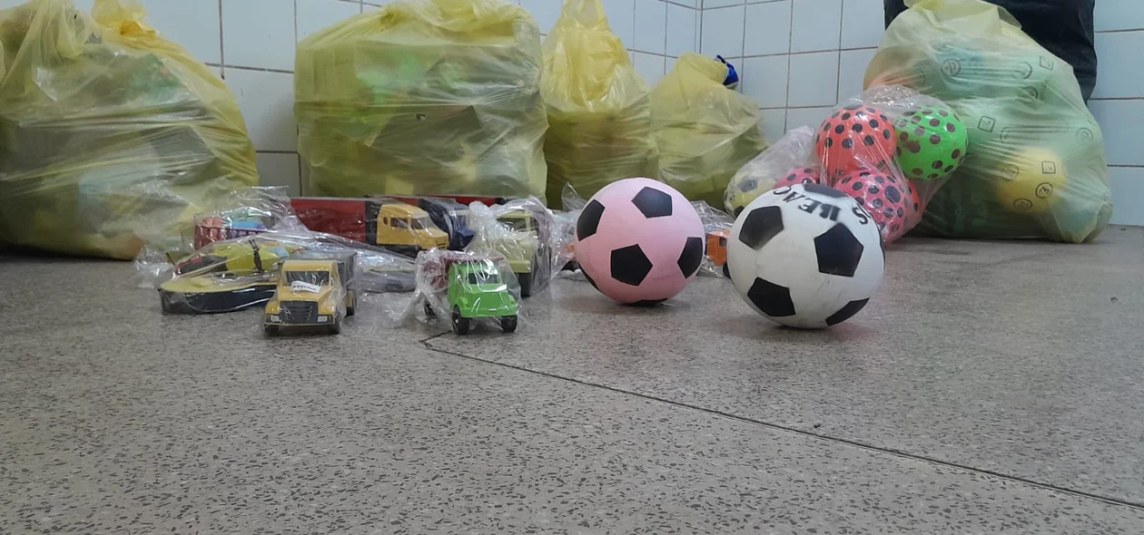 A sociedade civil também participou das doações de mais de 500 brinquedos