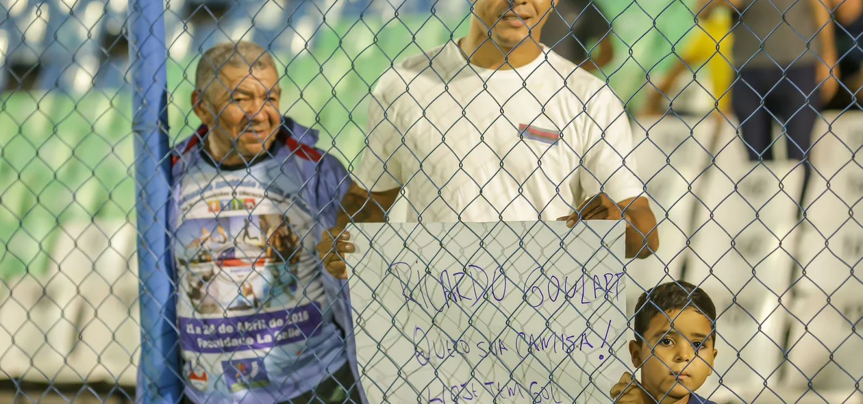 Garotinho pedindo a camisa de Ricardo Goulart, atacante do Bahia