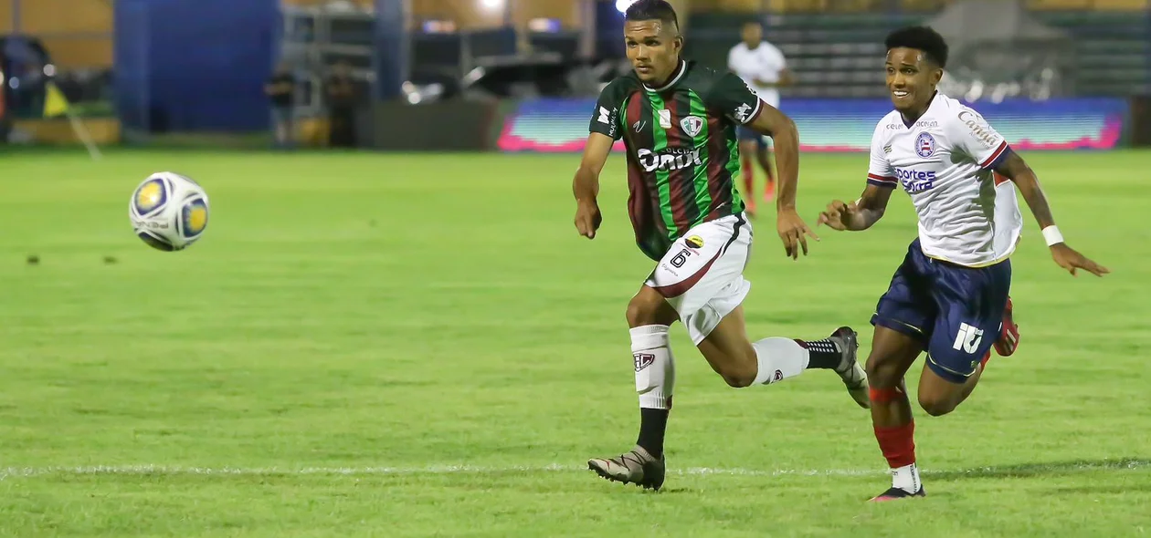 Kayky (Bahia) e Fagner (Fluminense-PI) na disputa da bola