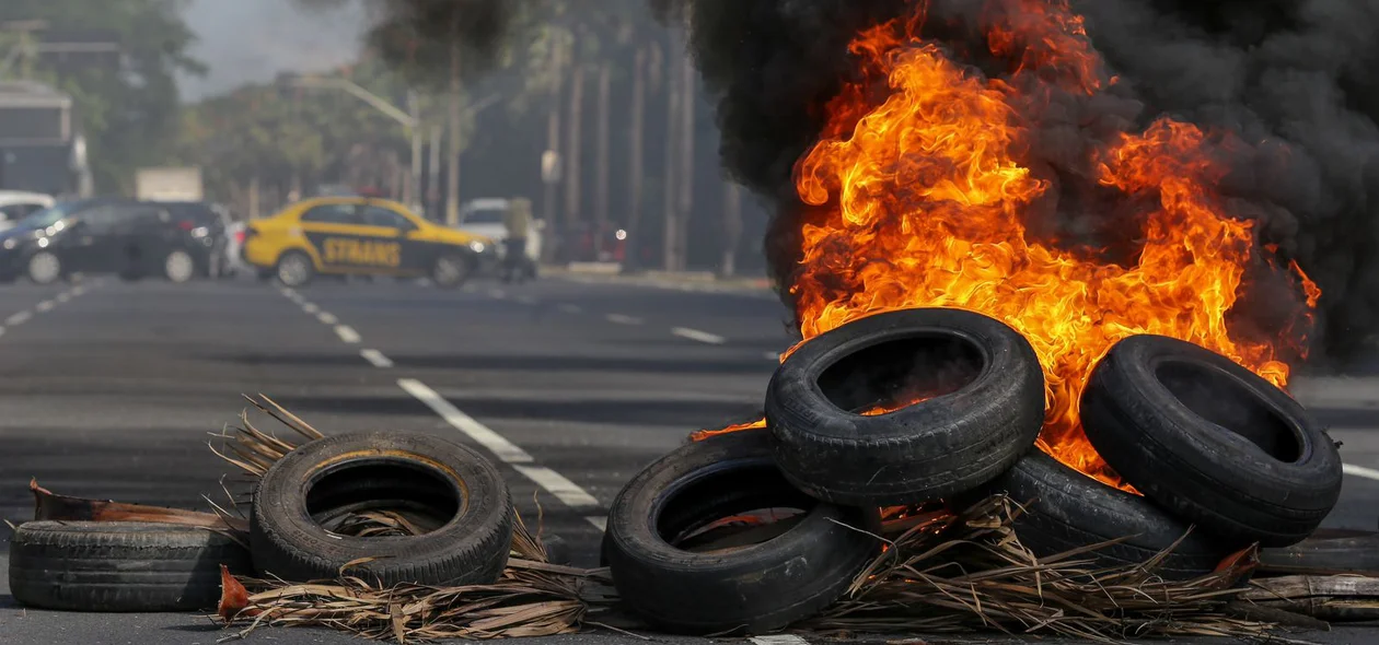 Manifestantes ateiam fogo em pneus durante manifestação na Avenida Marechal Castelo Branco