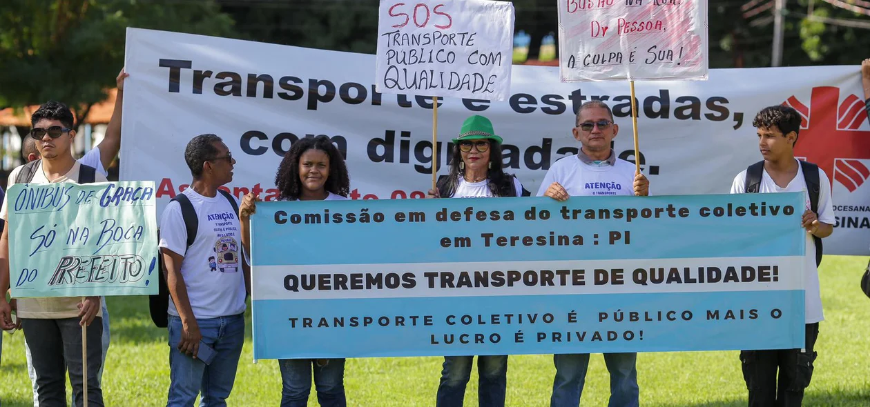 Manifestantes protestam em frente a ALEPI por melhores condições no transporte Público