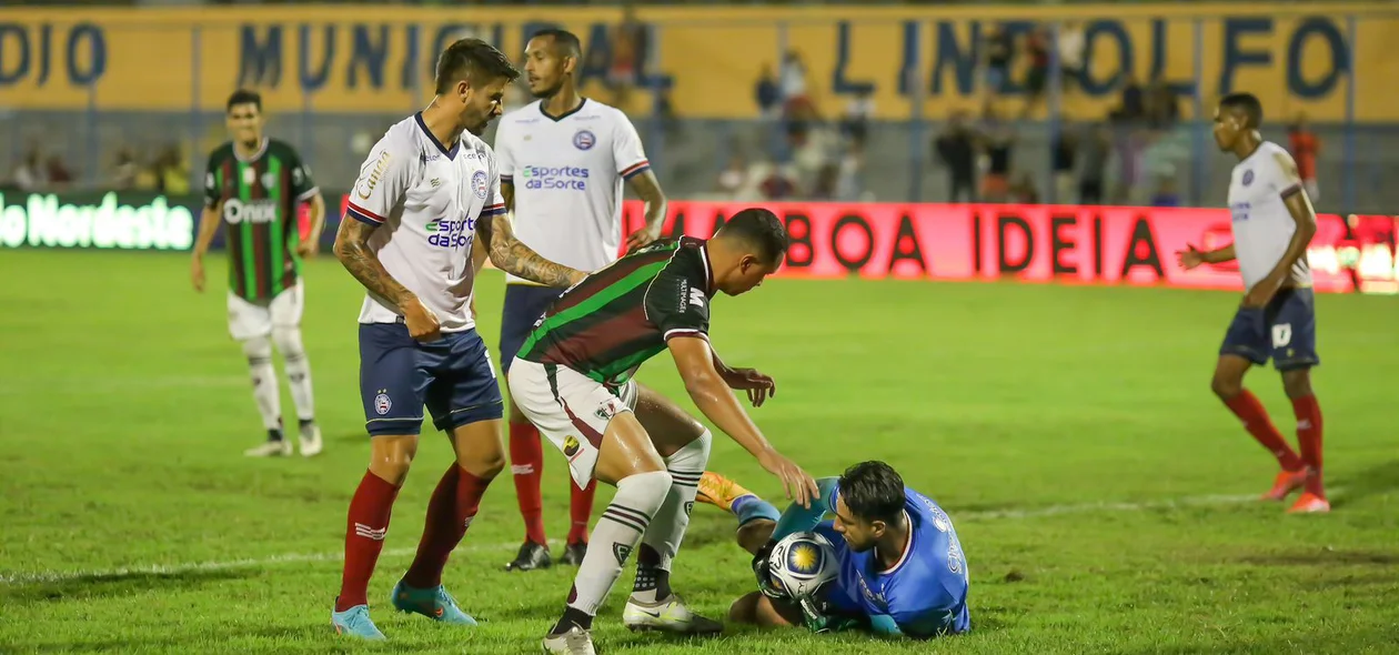 Mateus Claus, do Bahia, defendendo a bola