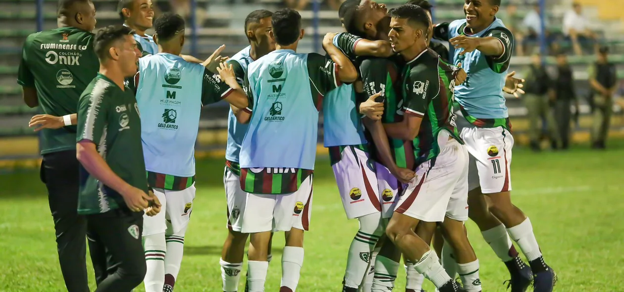 Time do Fluminense-PI comemorando gol contra o Bahia