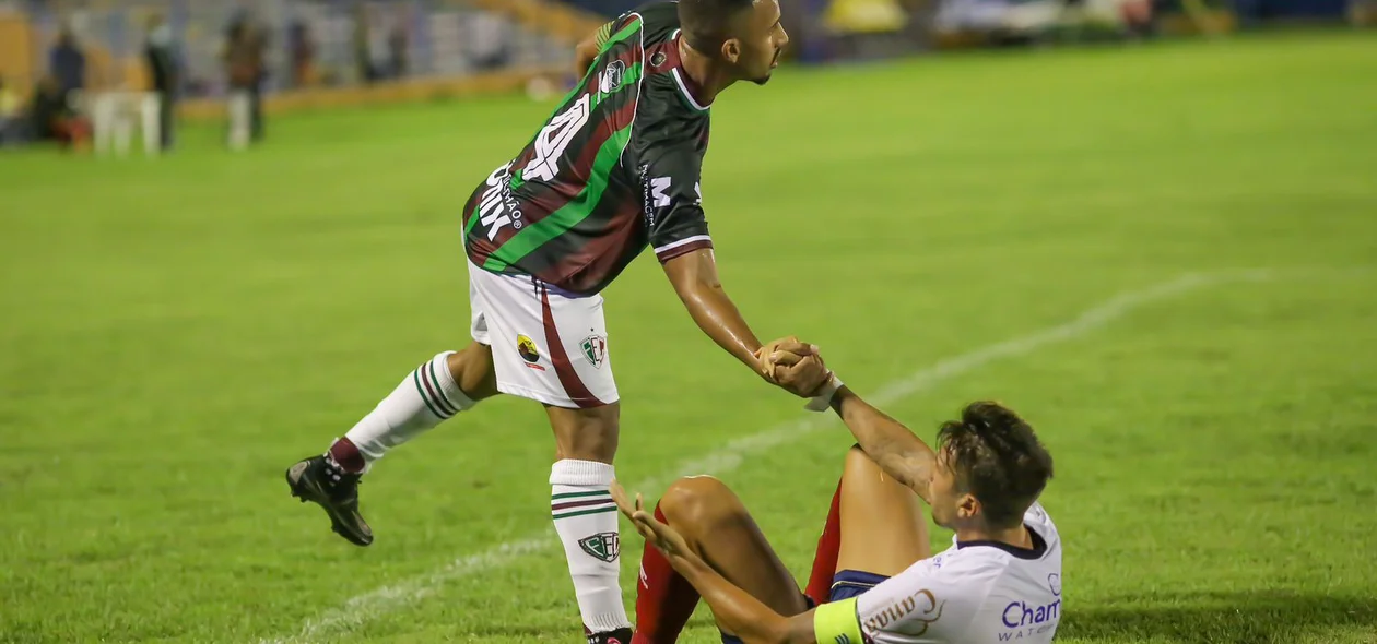 Zagueiro Biloca (Fluminense-PI) ajudando Lucas Mugni (Bahia) a levantar