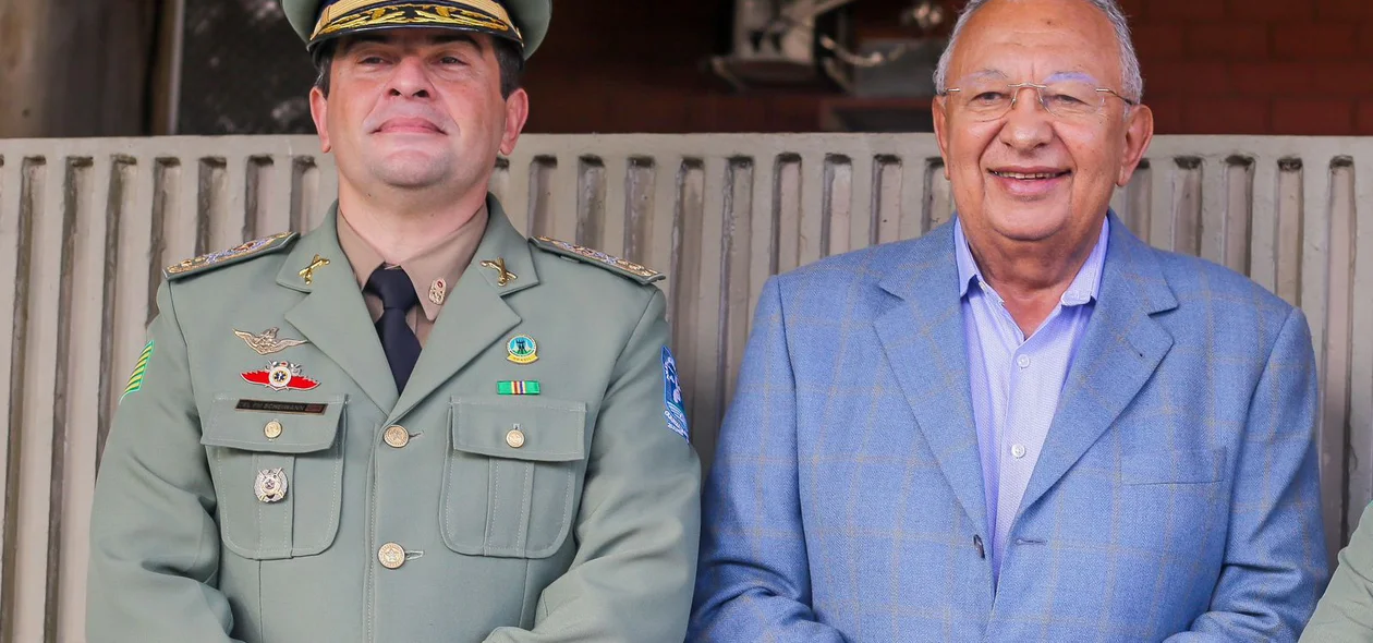 Comandante-geral da PM do Piauí ao lado do prefeito de Teresina