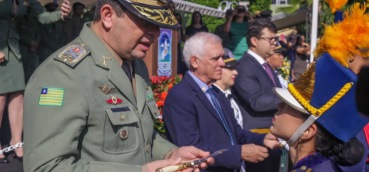 Comandante-geral da PM do Piauí entregando espadim