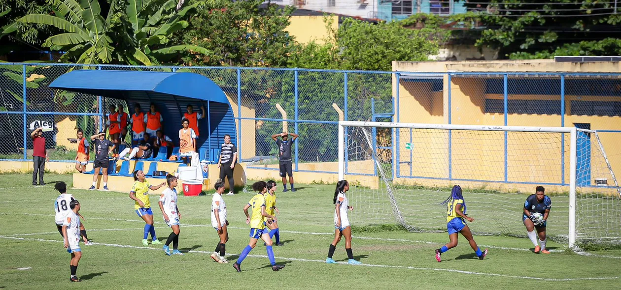 Goleira Amanda do Polivalente defende bola alçada na área