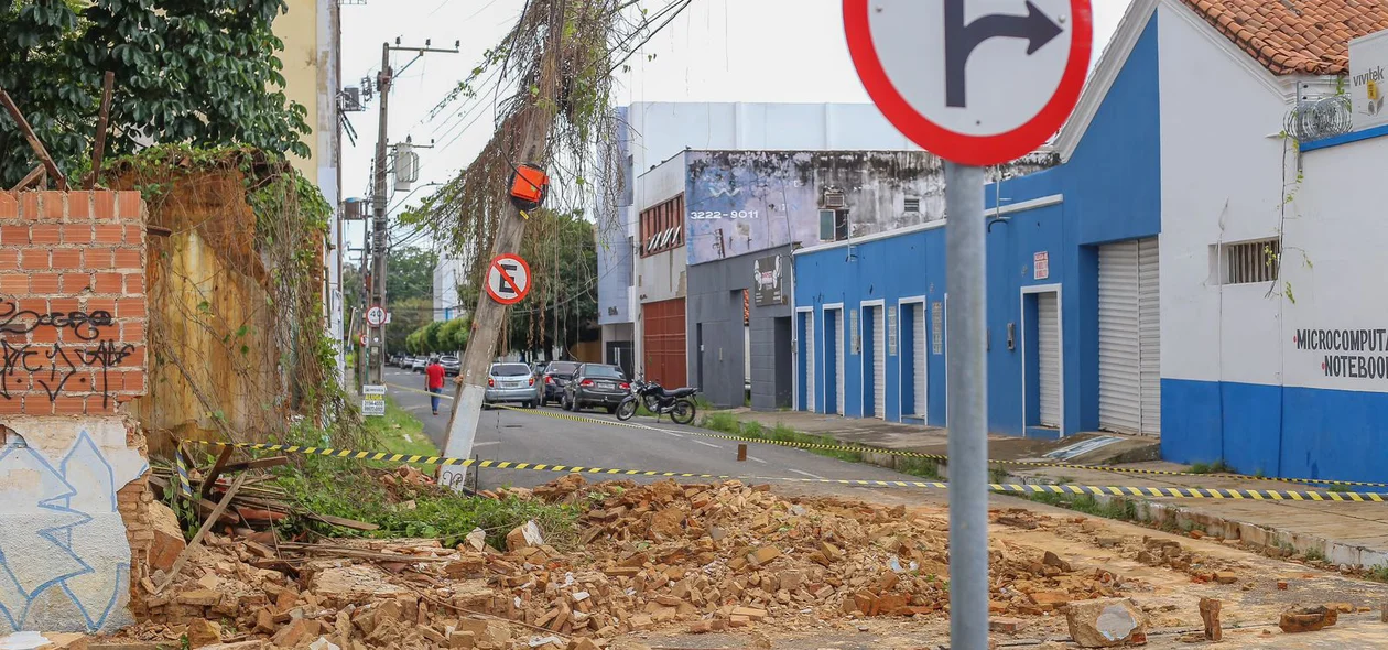 Imóvel desmorona na rua 24 de Janeiro em Teresina