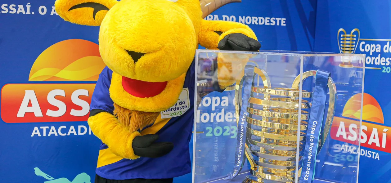 Mascote Zeca Brito mostra a taça da Copa do Nordeste