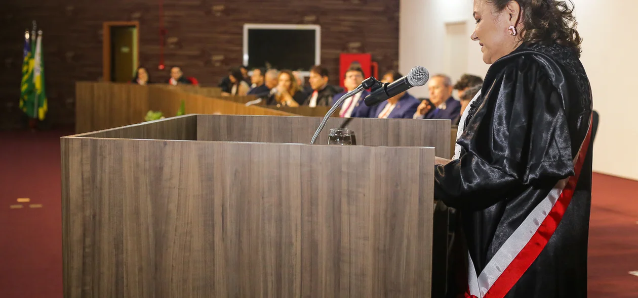 Nova desembargadora do TRT, Basiliça Alves emocionada durante seu discurso