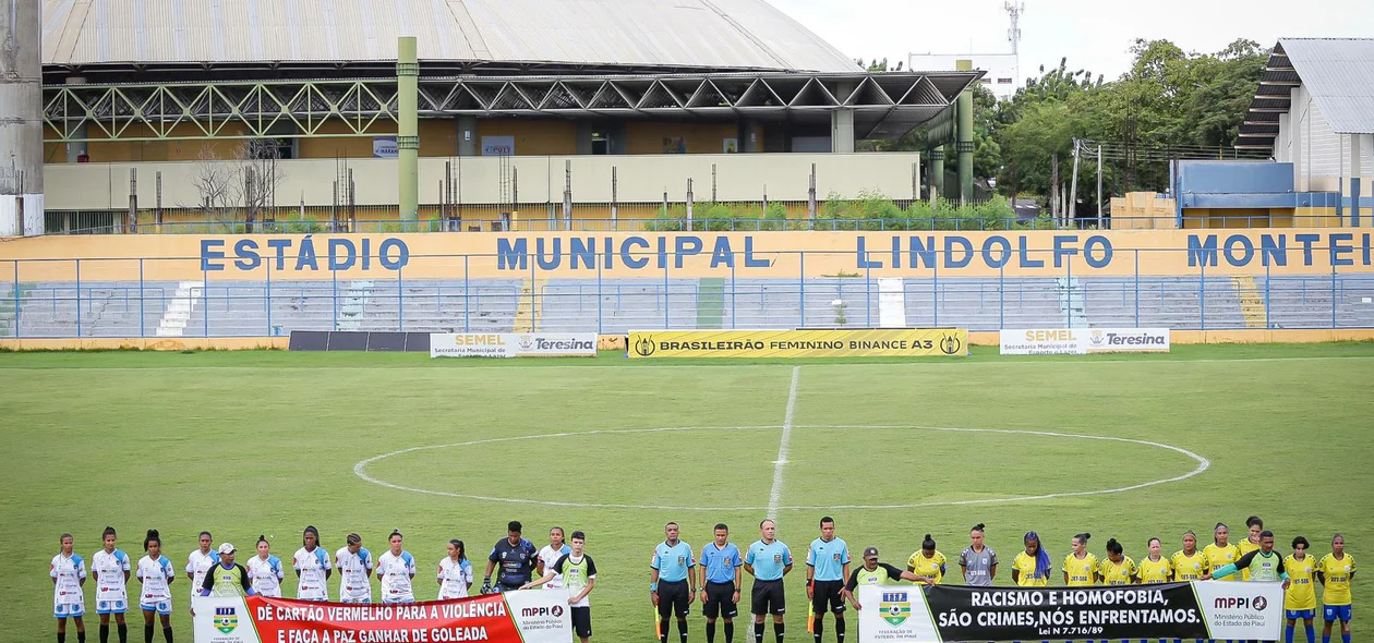 Tiradentes e Polivalente no estádio Lindolfo Monteiro