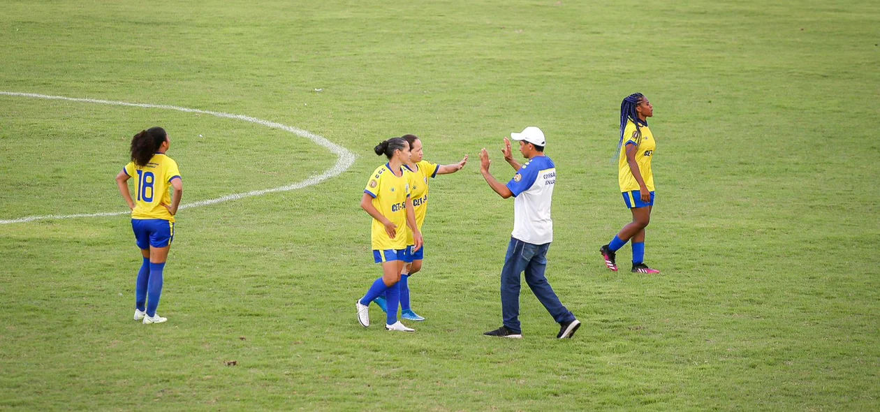 Topó, técnico do Tiradentes, confortando suas jogadoras