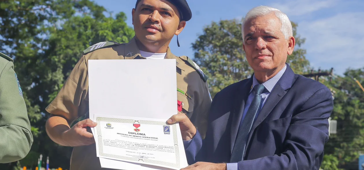 Vice-Governador do Piauí entregando medalha do mérito operacional